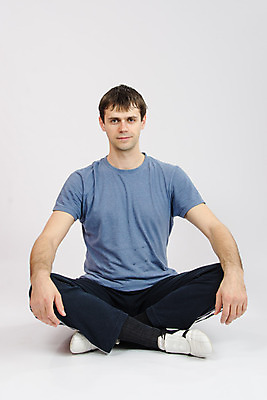 포토 JPG 해외이미지 문화 스포츠 운동화 셔츠 신체 바지 스트레스 건강 한명 앉기 운동 연습 명상 고용 해외202004 해외포토 1 신발 상의 모션 하의 사람 구직 채용 파일형식 이미지허브