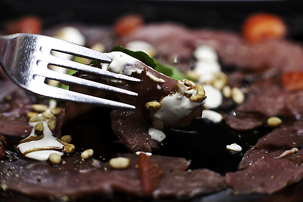 포토 JPG 해외이미지 포크 딸기 육류 사람없음 견과류 흰색 기구 허브 슬라이스 얇은 해외202004 해외포토 식물 식기 컬러 과일 식재료 파일형식 이미지허브