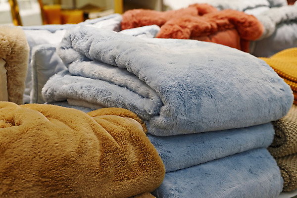 포토 JPG 해외이미지 전통 디자인 행복 백그라운드 겨울 패턴 침구 표면 아침 추상 주택 털 따뜻함 사람없음 내부 장식 장미 갈색 유행 줄무늬 침실 덮개 흰색 침대 직물 잠 면 우아함 담요 질감 체크무늬 캔버스 부드러움 섬유 솜털 짜임 양모 해외202004 해외포토 주간 계절 꽃 감정 컬러 가구 컨셉 무늬 건물 뚜껑 감각 파일형식 이미지허브