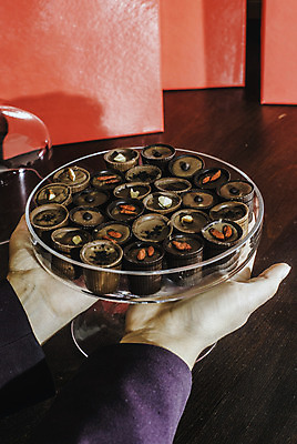 포토 JPG 해외이미지 손 여자 음식 백그라운드 디저트 발렌타인데이 사탕 사랑 사람없음 빨간색 갈색 초콜릿 검은색 어둠 흰색 하트 잡기 달콤 맛 주식 설탕 먹기 코코아 카카오 해외202004 해외포토 모양 감정 음료 컬러 컨셉 모션 데이이벤트 사람 신체부위 금융 파일형식 이미지허브