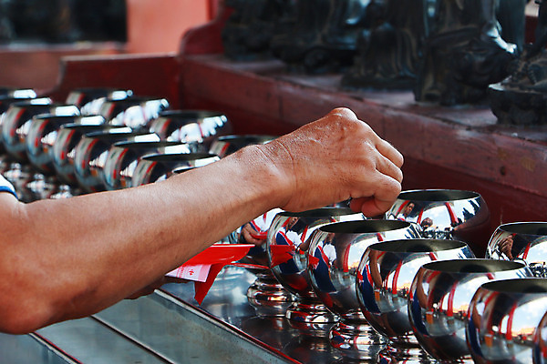 포토 JPG 해외이미지 전통 손 아시아 종교 문화 여행 백그라운드 돈 불교 태국 미술 동양인 사람없음 조각상 믿음 금속 동전 중국 사찰 사발 황금 주기 결제 팔 기부 놋쇠 승인 신앙심 자선 줄서기 차이나타운 철강 자선단체 해외202004 해외포토 감정 나라 종교건축 모션 재질 문화예술 인종 신체부위 관광지 조형물 봉사 그룹 사기그릇 재산 파일형식 이미지허브