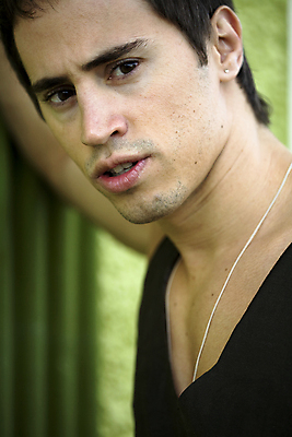 포토 JPG 해외이미지 모델 남자 얼굴 셔츠 신체 근육 건강 한명 사람 성인 초록색 선글라스 민소매 유행 표현 탱크톱 어깨 근육질 히스패닉 궤 해외202004 해외포토 1 안경 컬러 상의 신체부위 몸매 파일형식 이미지허브