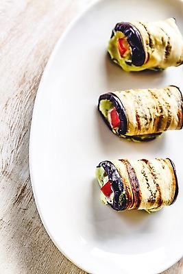 포토 JPG 해외이미지 전통 접시 계절 음식 백그라운드 다이어트 토마토 채소 가지 치즈 건강 마늘 요리 사람없음 장식 빨간색 초록색 식사 저녁식사 흰색 신선 고명 맛 그릴 정상 두루마리 굽기 허브 크림 시골집 롤 점심식사 폭식 채식주의자 해외202004 해외포토 식물 식기 컬러 컨셉 주방용품 유제품 주택 구이 채식 파일형식 이미지허브