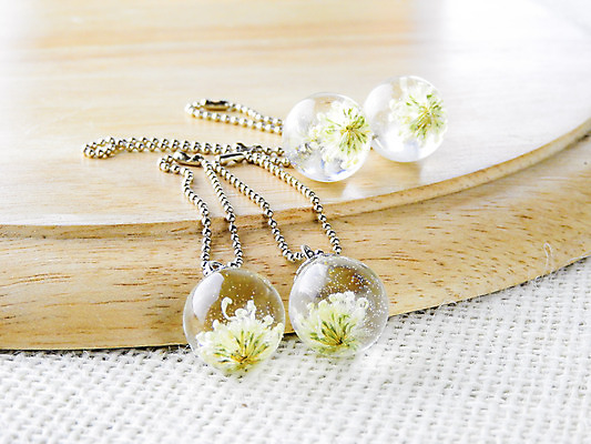 포토 JPG 해외이미지 모양 식물 전통 디자인 꽃잎 꽃 분홍색 백그라운드 꽃무늬 목걸이 자연 표면 건조 미술 사람없음 장식 빛 컬러풀 장미 유행 검은색 어둠 투명 닫기 은색 매끈함 보석 오브젝트 광택 마법 내추럴 엘리먼트 여의주 진짜 팬던트 핸드메이드 스타일 해외202004 해외포토 컬러 무늬 장신구 모션 문화예술 감각 광석 생태계 파일형식 이미지허브