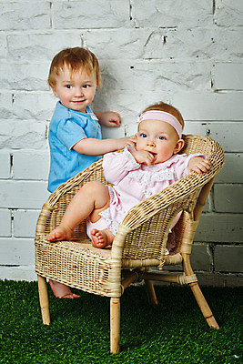 포토 JPG 해외이미지 백인 여자 남자 딸 행복 얼굴 의자 가족 함께함 남매 사랑 서기 미소 웃음 사람 앉기 야외 두명 앞모습 옆모습 우정 기쁨 자녀 아기 여동생 오빠 천진난만 아기만 해외202004 해외포토 서양인 감정 뷰포인트 가구 컨셉 관계 모션 표정 신체부위 친구 동생 파일형식 이미지허브