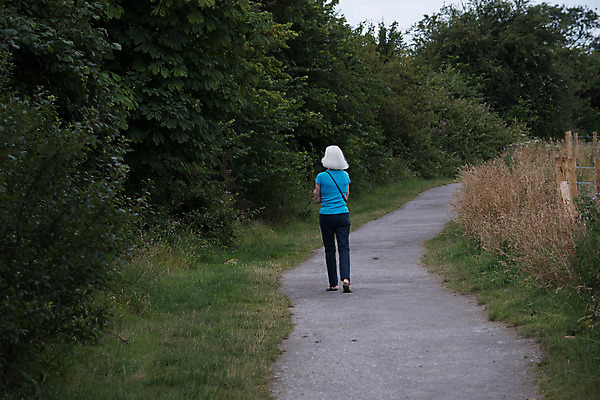 포토 JPG 해외이미지 나무 길 건강 한명 금발 운동 시골 날씬함 그리너리 해외202004 해외포토 식물 1 헤어스타일 사람 몸매 파일형식 트랜드컬러 이미지허브