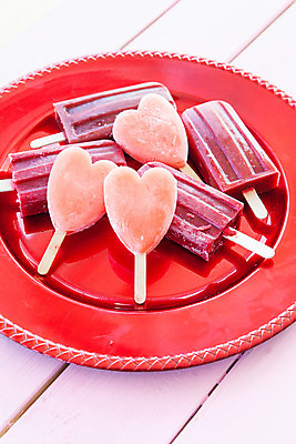 포토 JPG 해외이미지 접시 음식 분홍색 딸기 디저트 발렌타인데이 사탕 사랑 사람없음 장식 빨간색 세로 컬러풀 냉동 하트 신선 맛 산딸기 레시피 핸드메이드 카피스페이스 해외202004 해외포토 모양 식기 감정 컬러 컨셉 과일 데이이벤트 공백 파일형식 이미지허브