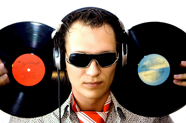 포토 JPG 해외이미지 음악 셔츠 놀이 한명 선글라스 파티 머리 헤드폰 소리 듣기 MP3 혼합 야간 믹서 DJ 흰배경 비닐 섞기 유흥 해외202004 해외포토 자연요소 1 안경 음향기기 백그라운드 상의 모션 재질 문화예술 사람 이벤트 신체부위 전자제품 흰색 파일형식 이미지허브