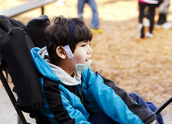 포토 JPG 해외이미지 남자 행복 어린이 태국 놀이 건강 한명 앉기 동양인 인종 소년 야외 옆모습 장비 놀이터 작음 장애인 휠체어 다민족 장애 혼혈 해외202004 해외포토 1 감정 아시아 뷰포인트 모션 사람 크기 다문화 파일형식 이미지허브