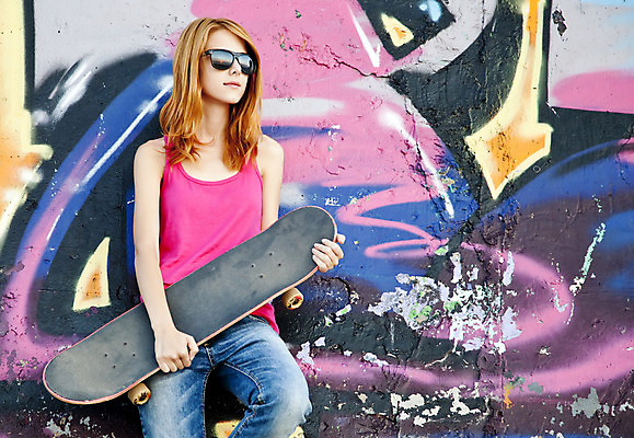 포토 JPG 해외이미지 백인 라이프스타일 여자 행복 백그라운드 거리 한명 미소 사람 성인 10대 빛 청춘 선글라스 유행 기쁨 흰색 도시 스케이트보드 그래피티 시원함 빨간머리 내추럴 스타일 해외202004 해외포토 서양인 1 헤어스타일 감정 안경 컬러 컨셉 청소년 표정 생활 보드_스포츠 낙서 그림 파일형식 이미지허브