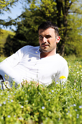 포토 JPG 해외이미지 백인 1 공원 남자 꽃 행복 유럽 자연 휴식 한명 사람 성인 야외 30대 머리 공백 속도 데이지 거짓말 혼자 유일 해외202004 해외포토 서양인 식물 공공시설 감정 나라 컨셉 신체부위 장년 생태계 파일형식 이미지허브