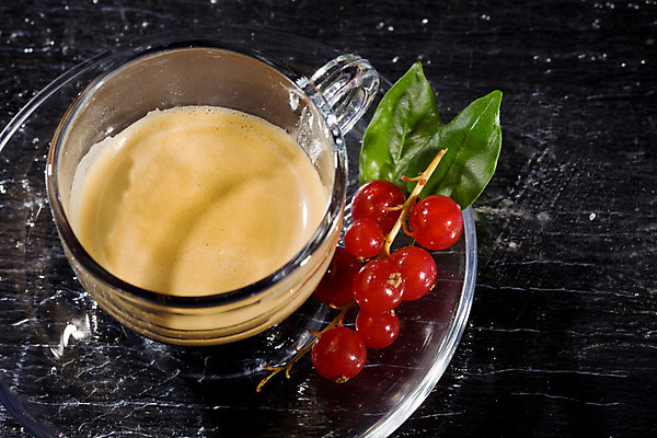 포토 JPG 해외이미지 열매 음료 과일 유리 아침 따뜻함 사람없음 컵 힘 이탈리아 에너지 바 달콤 아침식사 티스푼 계산대 에스프레소 카페인 해외202004 해외포토 주간 식물 식기 유럽 커피 재질 숟가락 식사 맛 파일형식 이미지허브