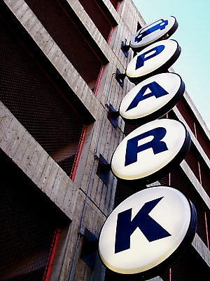 포토 JPG 해외이미지 공원 화살 사람없음 건물 세로 도시 도심 주차 방향 사인 제비 방법 차고 해외202004 해외포토 건축물 공공시설 조류 파일형식 이미지허브