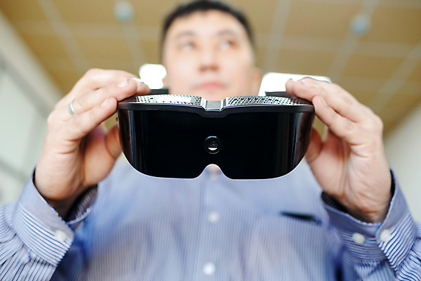 포토 JPG 해외이미지 손 디자인 안경 컨셉 유리 미래 새로움 고글 기술 관리 가면 한명 3D 디지털 검은색 헤드폰 장비 게임 잡기 닫기 사이버 묘사 오브젝트 전자 비전 동영상 혁명 웨어러블 가상 가상현실 현실 해외202004 해외포토 1 잡화 컬러 음향기기 모션 재질 놀이 사람 신체부위 디지털합성 파일형식 이미지허브