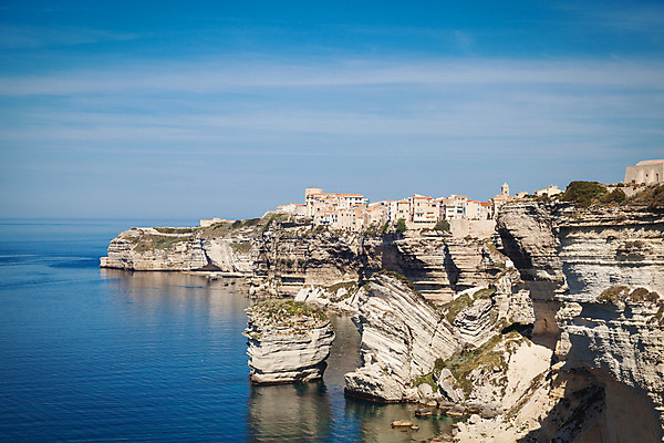 포토 JPG 해외이미지 캐릭터 유럽 모래 바다 자연 하늘 휴가 주택 풍경 사람없음 물 파란색 마을 어둠 프랑스 바위 흰색 저녁 땅 지중해 내추럴 코르시카 해외202004 해외포토 자연요소 나라 컬러 섬 건물 돌_바위 야간 생태계 파일형식 이미지허브