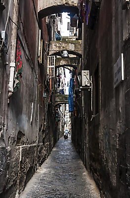 포토 JPG 해외이미지 유럽 도로 벽 건축양식 거리 사람없음 야외 건물 도시풍경 이탈리아 바위 도시 좁은 장면 나폴리 옛날 해외202004 해외포토 건축물 건축 나라 길 교통시설 풍경 돌_바위 파일형식 이미지허브