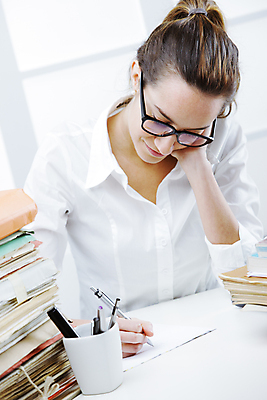 포토 JPG 해외이미지 안경 비즈니스 한명 사람 앉기 세로 사무실 펜 쌓기 기록 작업 직장인 비즈니스우먼 책상 비서 변호사 성인여자만 해외202004 해외포토 직업 1 잡화 여자 가구 모션 필기구 여자만 성인만 파일형식 이미지허브