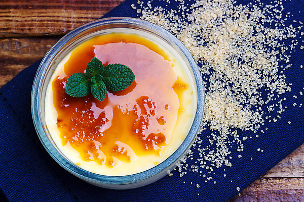 포토 JPG 해외이미지 전통 유럽 문화 음식 디저트 요리 사람없음 가로 초록색 갈색 노란색 케이크 계란 식사 카페 신선 달콤 유혹 설탕 크림 슛 레시피 프랑스어 바닐라 스페인어 커스터드 페스츄리 캐러멜 전경 해외202004 해외포토 문자 나라 빵 컬러 컨셉 풍경 상점 알 맛 파일형식 탑뷰 이미지허브