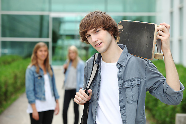포토 JPG 해외이미지 백인 학생 여자 남자 학교 사람 풍경 소녀 소년 10대 세명 갈색 어둠 흰색 잡기 스케이터 적재 해외202004 해외포토 서양인 교육 어린이 컬러 모션 청소년 운동선수 파일형식 이미지허브