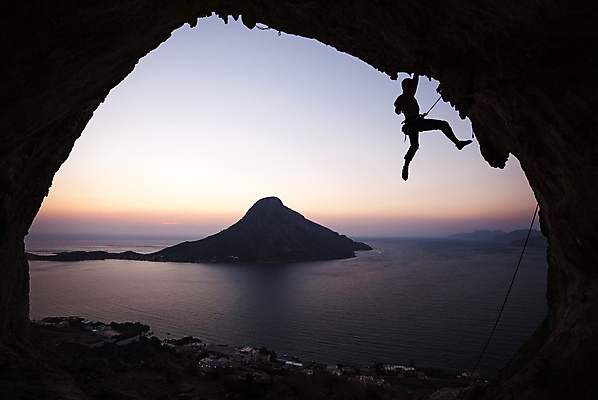 포토 JPG 해외이미지 전신 남자 실루엣 바다 섬 하늘 매달리기 한명 성인 야외 옆모습 잡기 야간 암벽 역광 암벽등반 암벽등반가 성인남자한명만 해외202004 해외포토 자연요소 1 뷰포인트 모션 촬영기법 사람 등산 남자한명만 성인남자만 파일형식 이미지허브