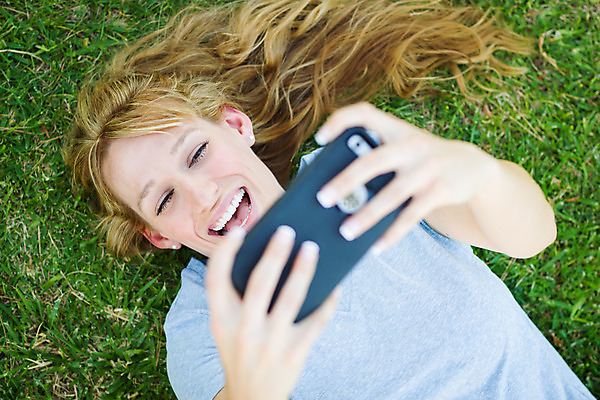 포토 JPG 해외이미지 라이프스타일 여자 행복 여유 음악 이어폰 포즈 청소년 모바일 한명 야외 전자제품 스마트폰 핸드폰 쌓기 사진촬영 듣기 그림 해외202004 해외포토 1 감정 음향기기 모션 문화예술 사람 생활 스마트기기 촬영 파일형식 이미지허브
