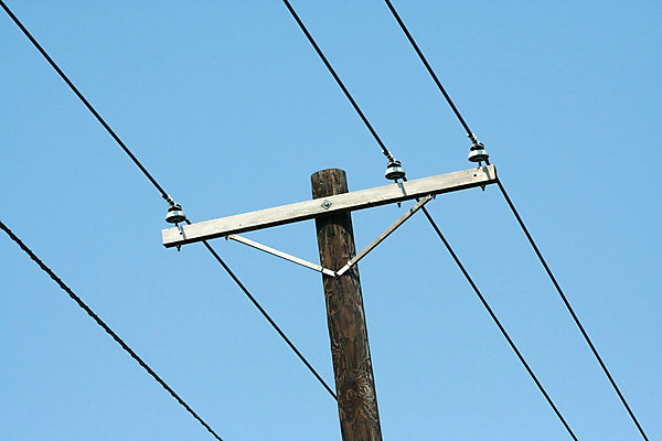 포토 JPG 해외이미지 통신 하늘 사람없음 목재 파란색 스마트폰 힘 에너지 전선 전화기 철사 봉 옛날 해외202004 해외포토 나무 컬러 재료 핸드폰 스마트기기 파일형식 이미지허브