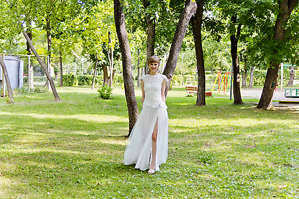 포토 JPG 해외이미지 백인 모델 헤어스타일 드레스 공원 여자 유럽 얼굴 결혼 결혼식 건강 한명 미소 야외 가로 여름 파란색 치마 금발 갈색 유행 흰색 표현 실크 자수 해외202004 해외포토 서양인 1 옷 계절 공공시설 나라 컬러 하의 표정 사람 이벤트 신체부위 직물 파일형식 이미지허브