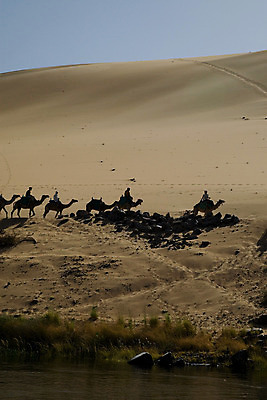 포토 JPG 해외이미지 모래 여행 요트 아프리카 자연 휴가 항해 이집트 풍경 사람없음 야외 물 여름 파란색 관광지 강 햇빛 반사 맑음 사막 바위 강가 이국적 해외202004 해외포토 자연요소 계절 나라 컬러 배_교통 날씨 태양 돌_바위 생태계 파일형식 이미지허브