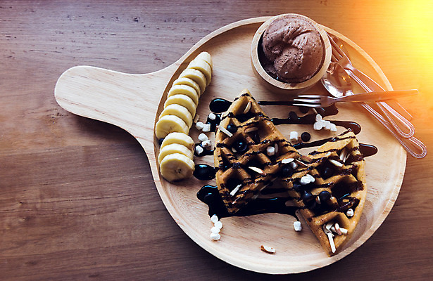 포토 JPG 해외이미지 전통 접시 열매 음식 백그라운드 부분 탁자 딸기 디저트 따뜻함 사람없음 과자 초콜릿 얼음 어둠 빵집 튀김 신선 황금 달콤 맛 아침식사 정상 굽기 크림 준비 정사각형 벨기에 시럽 칼로리 와플 내추럴 점심식사 바닐라 페스츄리 핸드메이드 해외202004 해외포토 자연요소 도형 식물 식기 빵 가구 컨셉 과일 상점 식사 구이 서유럽 파일형식 이미지허브