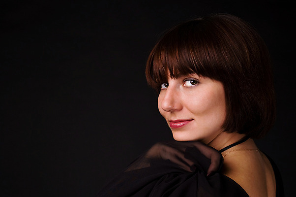 포토 JPG 해외이미지 백인 모델 1 응시 옷 여자 얼굴 포즈 한명 사람 성인 빨간색 유행 검은색 화려 피부 입술 개성 고립 해외202004 해외포토 서양인 시선 컬러 컨셉 신체부위 파일형식 이미지허브