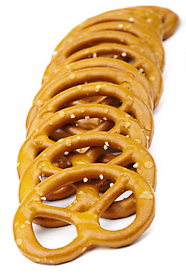 포토 JPG 해외이미지 음식 빵 사람없음 갈색 크래커 대접 황금 닫기 굽기 먹기 소금 고립 녹말 절임 짠맛 해로움 브레첼 해외202004 해외포토 컬러 컨셉 모션 디저트 쿠키 맛 구이 파일형식 이미지허브