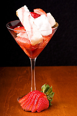 포토 JPG 해외이미지 열매 음식 과일 유리 딸기 디저트 사람없음 빨간색 케이크 빵집 대접 신선 달콤 설탕 굽기 크림 토핑 스펀지 마티니 해외202004 스펀지케이크 해외포토 식물 컬러 재질 상점 칵테일 맛 구이 파일형식 이미지허브