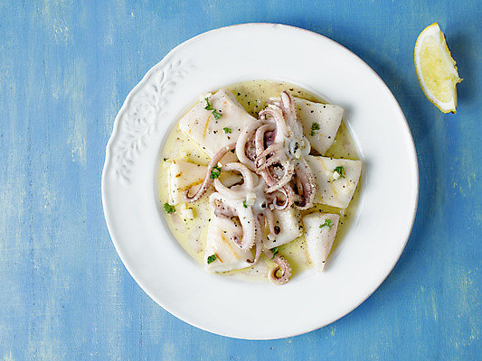 포토 JPG 해외이미지 음식 요리 사람없음 옆모습 가로 시골 신선 그릴 지중해 해산물 오징어 해외202004 해외포토 바다 뷰포인트 주방용품 연체동물 수중동물 파일형식 이미지허브