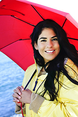 포토 JPG 해외이미지 라이프스타일 여자 행복 바다 우산 바람 날씨 건조 갈색머리 한명 미소 사람 야외 빨간색 물 노란색 재킷 추위 코트 가을 잡기 보호 시원함 인도인 아래 양산 히스패닉 폭풍우 해외202004 해외포토 자연요소 외국인 1 헤어스타일 계절 감정 컬러 컨셉 모션 표정 동양인 생활 외투 비_날씨 자연재해 방향 위치 파일형식 이미지허브