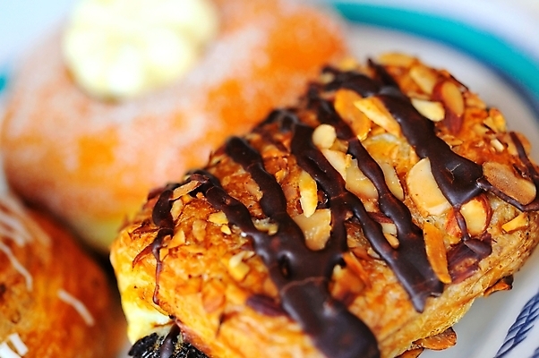 포토 JPG 해외이미지 접시 음식 다이어트 디저트 건강 덴마크 사람없음 과자 케이크 초콜릿 식사 빵집 신선 달콤 맛 아침식사 먹기 번 페스츄리 핸드메이드 해외202004 해외포토 식기 빵 컨셉 모션 북유럽 상점 파일형식 이미지허브