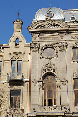 포토 JPG 해외이미지 백인 실루엣 꽃무늬 패턴 건축양식 부동산 아파트 주택 프레임 사람없음 건물 장식 울타리 숫자 금속 경계선 도시 철 묘사 대장장이 복원 엘리먼트 옛날 조지아 철강 생존 스타일 해외202004 해외포토 서양인 문자 건축물 건축 꽃 선 무늬 재질 촬영기법 담장 재산 경계 동유럽 파일형식 이미지허브