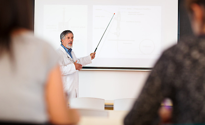 포토 JPG 해외이미지 백인 직업 1 학생 교육 남자 과학 졸업 교실 학교 고등학교 한명 사람 스터디 교사 교수 칠판 코트 강의 강당 집중 과학자 분필 대학교 공식 물리학 지능 해외202004 해외포토 서양인 컨셉 학습 외투 초크 물리 학자 파일형식 이미지허브