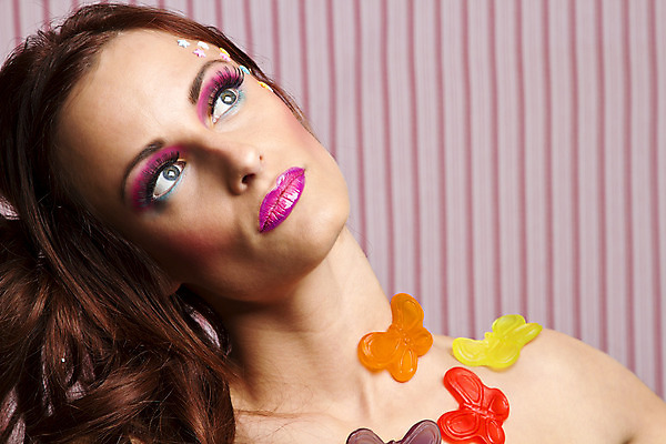 포토 JPG 해외이미지 백인 모델 여자 행복 별 분홍색 사탕 한명 사람 파란색 컬러풀 유행 흰색 화려 고급 속눈썹 입술 펑키 해외202004 해외포토 자연요소 서양인 1 감정 컬러 컨셉 디저트 신체부위 눈썹 파일형식 이미지허브