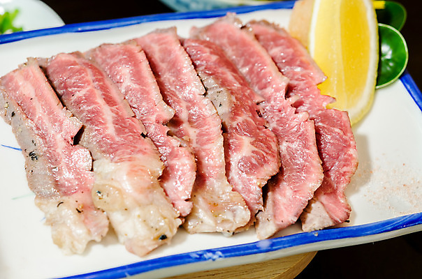 포토 JPG 해외이미지 접시 조각 재료 육류 스테이크 요리 비프스테이크 사람없음 빨간색 식당 검은색 어둠 소고기 신선 양념 혈액 중앙 맛 그릴 바비큐 자르기 굽기 레몬 허리 향신료 슬라이스 소금 라임 로즈메리 갈비뼈 점심식사 단백질 등심 해외202004 해외포토 식기 음식 컬러 컨셉 과일 식재료 모션 주방용품 뼈 서양음식 신체부위 상점 식사 구이 허브 영양소 향미료 파일형식 이미지허브