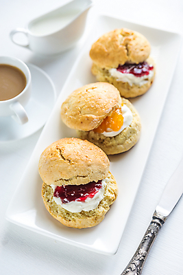 포토 JPG 해외이미지 접시 커피 실내 사람없음 커피잔 크림 흰배경 일렬 과일잼 스콘 시럽컵 잼나이프 해외202004 해외포토 식기 음료 빵 백그라운드 잔 내부 흰색 나이프 잼 파일형식 이미지허브