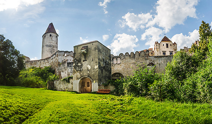 포토 JPG 해외이미지 나무 식물 구름 외관 유럽 벽 벤치 건축양식 창문 하늘 아침 주택 파노라마 사람없음 야외 건물 초록색 여름 파란색 태양 문 탑 중세 오스트리아 맨션 박물관 대문 방문 옛날 해외202004 해외포토 주간 자연요소 건축물 계절 건축 나라 컬러 의자 촬영기법 역사 파일형식 이미지허브