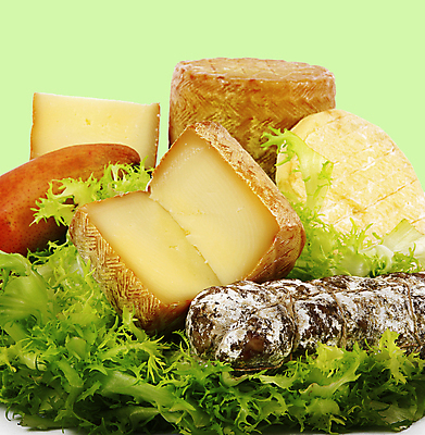 포토 JPG 해외이미지 전통 그릇 음식 조각 치즈 도마 사람없음 주방 이탈리아 샐러드 소시지 칼 먹이 낟알 햄 살라미 해외202004 해외포토 식기 유럽 주방용품 유제품 육류 가공식품 파일형식 이미지허브