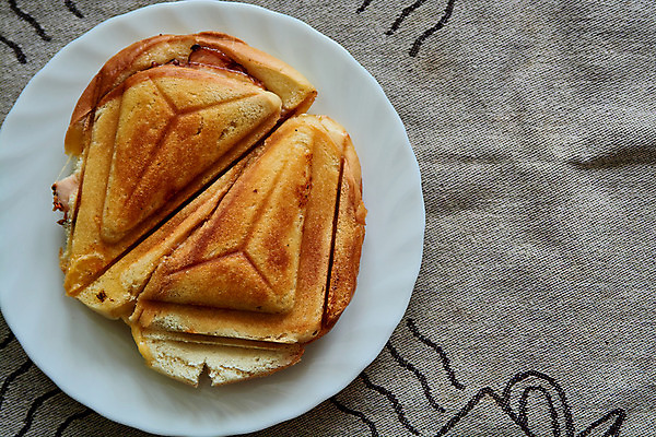 포토 JPG 해외이미지 접시 음식 빵 조각 다이어트 주방용품 아침 치즈 주택 샌드위치 건강 육류 요리 사람없음 갈색 주방 식사 저녁식사 기계 튀김 흰색 기구 시골 신선 뜨거움 황금 삼각형 맛 그릴 아침식사 만취 속도 햄 토스트 점심식사 채식주의자 해외202004 해외포토 주간 도형 식기 컬러 생활용품 컨셉 식재료 유제품 건물 채식 술취함 파일형식 이미지허브