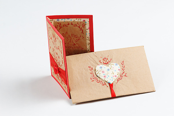 포토 JPG 해외이미지 종이 봉투 발렌타인데이 선물 사랑 사람없음 장식 빨간색 사무실 쪽지 공백 하트 신용카드 메시지 편지 시트 핸드메이드 해외202004 해외포토 모양 감정 컬러 비즈니스 데이이벤트 금융 파일형식 이미지허브