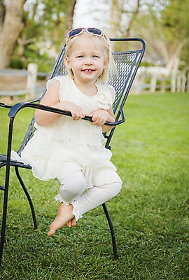 포토 JPG 해외이미지 백인 공원 여자 행복 안경 어린이 포즈 의자 장난 놀이 한명 앉기 야외 초록색 청춘 금발 선글라스 봄 아기 해외202004 해외포토 서양인 1 헤어스타일 잡화 계절 공공시설 감정 컬러 가구 컨셉 모션 사람 파일형식 이미지허브