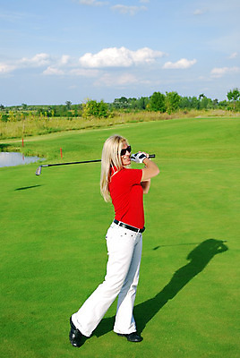 포토 JPG 해외이미지 여자 스포츠 밭 골프 놀이 한명 잔디 20대 성인 야외 빨간색 초록색 금발 선글라스 게임 흰색 강의 클럽 슛 때리기 플레이어 해외202004 해외포토 식물 1 헤어스타일 안경 컬러 농업 모션 사람 청년 구기 파일형식 이미지허브