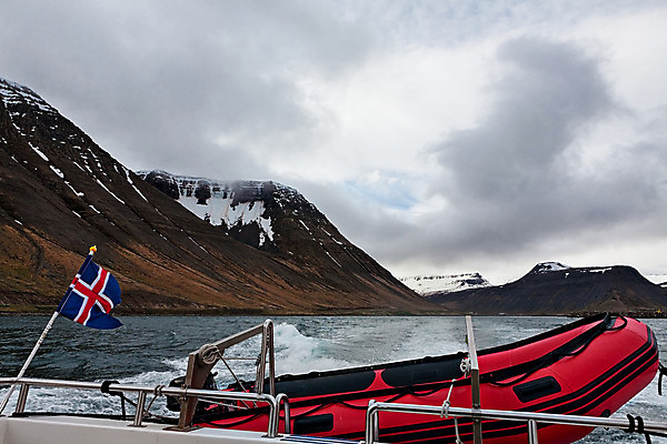 포토 JPG 해외이미지 유럽 바다 섬 여행 자연 하늘 산 아이슬란드 풍경 사람없음 가로 빨간색 물 여름 깃발 보트 북극 빙하 북쪽 스칸디나비아 해외202004 해외포토 자연요소 계절 나라 컬러 배_교통 극지방 방향 생태계 파일형식 이미지허브