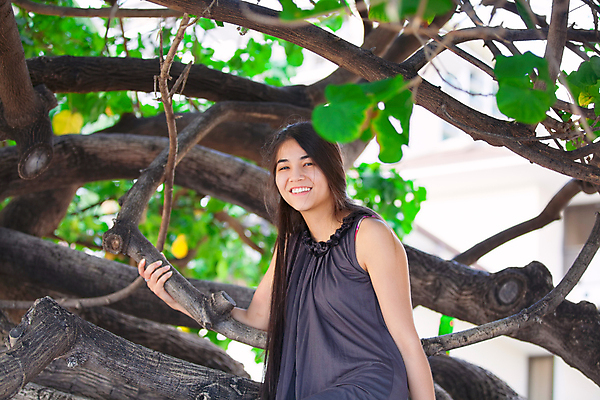 포토 JPG 해외이미지 나무 백인 긴머리 여자 행복 태국 열대 한명 앉기 동양인 목재 흰색 나뭇가지 하와이 혼혈 해외202004 해외포토 서양인 식물 1 헤어스타일 감정 아시아 컬러 재료 모션 사람 인종 미국 다문화 파일형식 이미지허브