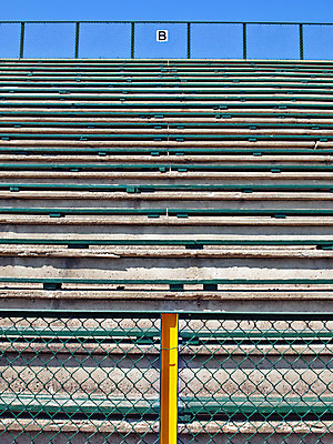 포토 JPG 해외이미지 스포츠 백그라운드 벤치 의자 학교 경사 이벤트 사람없음 목재 컬러풀 금속 맑음 경기장 그리기 해외202004 해외포토 나무 교육 컬러 가구 재료 스포츠시설 모션 재질 날씨 파일형식 이미지허브