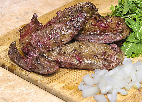 포토 JPG 해외이미지 전통 접시 음식 토마토 채소 재료 양파 파슬리 건강 육류 요리 사람없음 목재 초록색 갈색 주방 식당 식사 저녁식사 소고기 흰색 신선 뜨거움 맛 먹기 준비 간 후추 점심식사 해외202004 해외포토 나무 식기 컬러 컨셉 식재료 모션 상점 장기_의학 향신료 파일형식 이미지허브